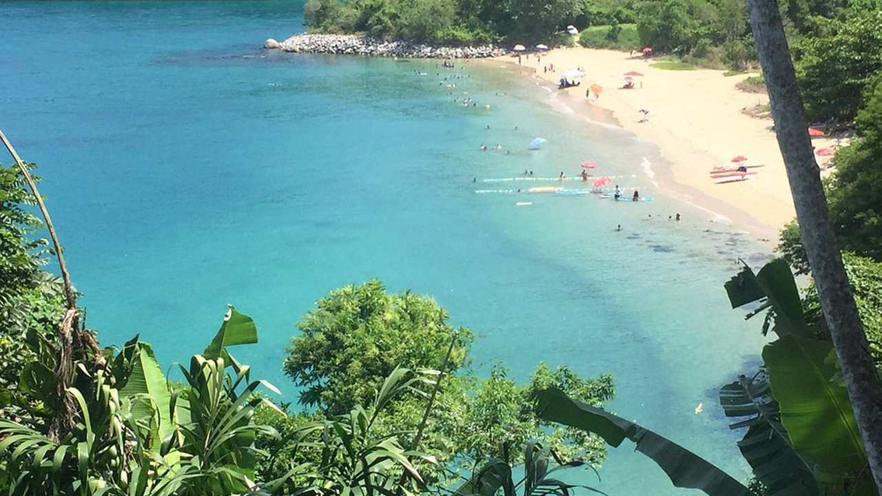 Praia do Laboratório em Angra dos Reis, com águas claras e areia branca, vista de cima.