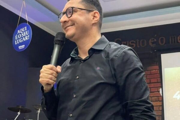 Prefeito Johnny Maycon em evento em Nova Friburgo, com contas em rombo de R$ 635 milhões.
