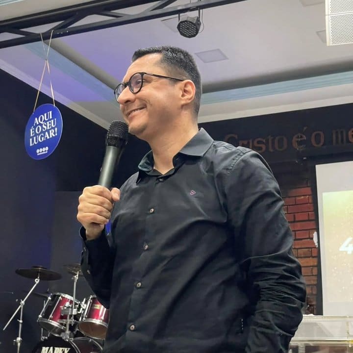 Prefeito Johnny Maycon em evento em Nova Friburgo, com contas em rombo de R$ 635 milhões.