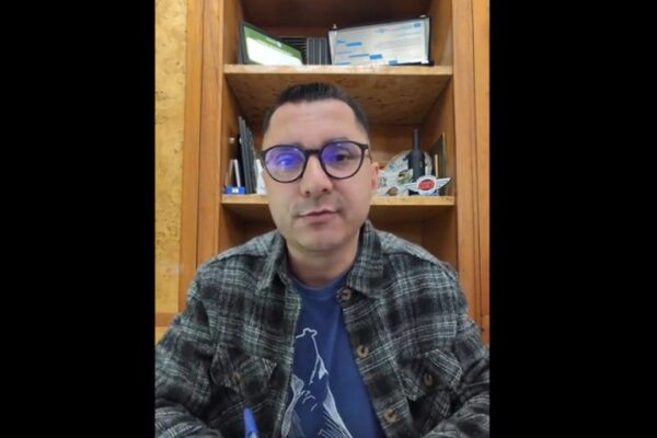 Prefeito Johnny Maycon em vídeo sobre atraso no pagamento de férias de educadores.