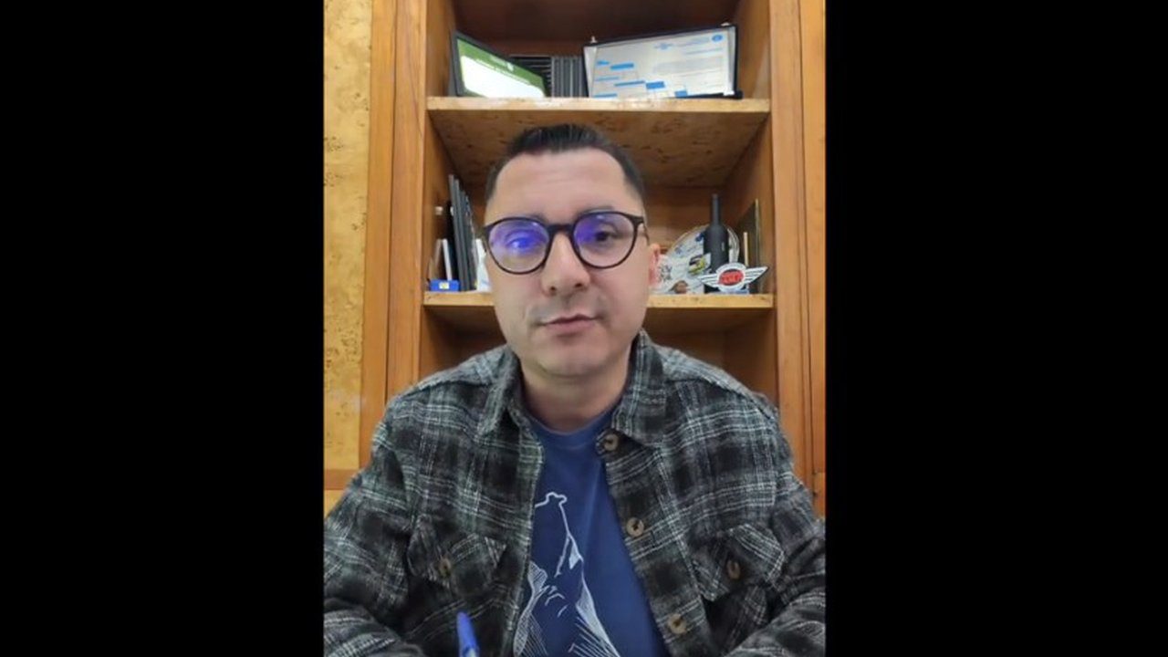Prefeito Johnny Maycon em vídeo sobre atraso no pagamento de férias de educadores.