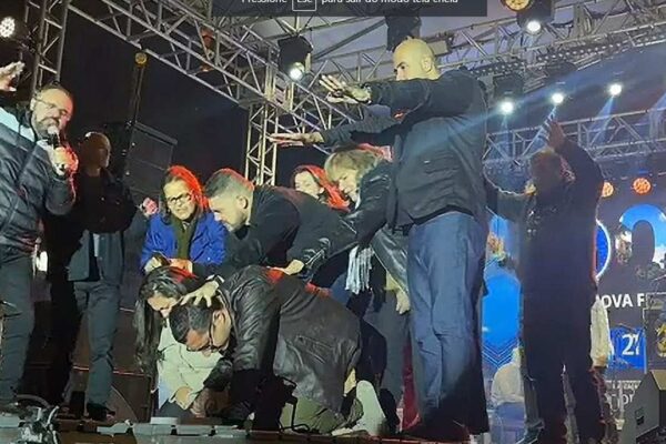 Prefeito Johnny Maycon recebendo bençãos durante evento evangélico em Nova Friburgo.