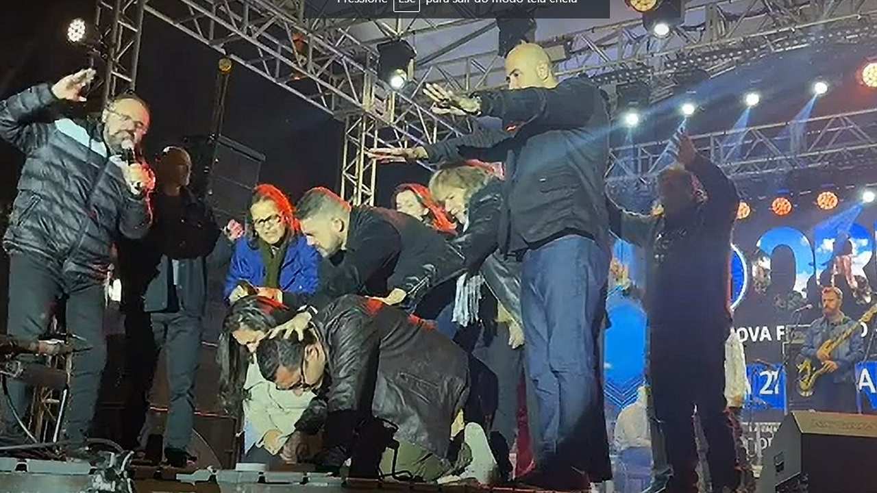 Prefeito Johnny Maycon recebendo bençãos durante evento evangélico em Nova Friburgo.