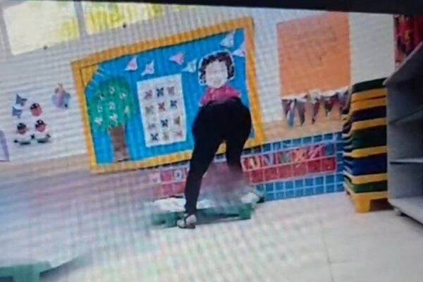 Professora suspeita de agredir crianças em creche é vista na imagem.