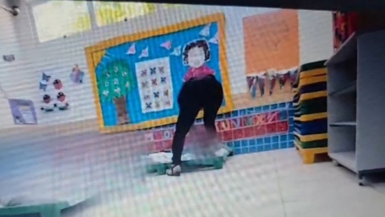 Professora suspeita de agredir crianças em creche é vista na imagem.