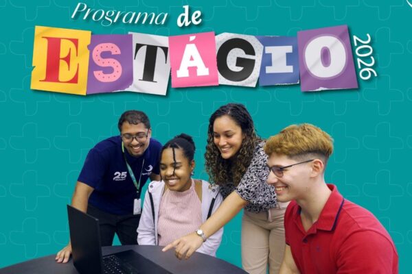 Programa de Estágio 2026 Águas de Nova Friburgo: Grupo de pessoas sorrindo ao redor de um laptop.