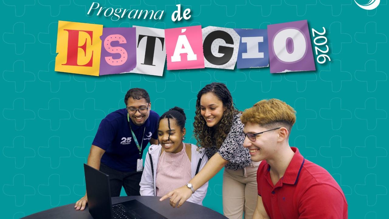 Programa de Estágio 2026 Águas de Nova Friburgo: Grupo de pessoas sorrindo ao redor de um laptop.