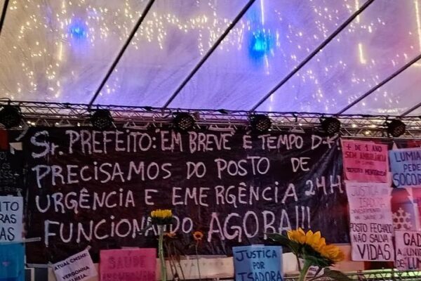 Protesto em Lumiar cobra explicações da prefeitura após morte de criança e ambulância.