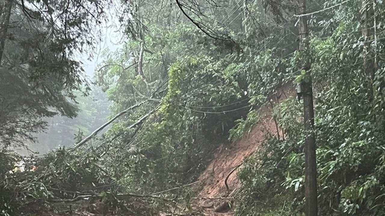 Queda de barreira na RJ-122 interdita meia pista.