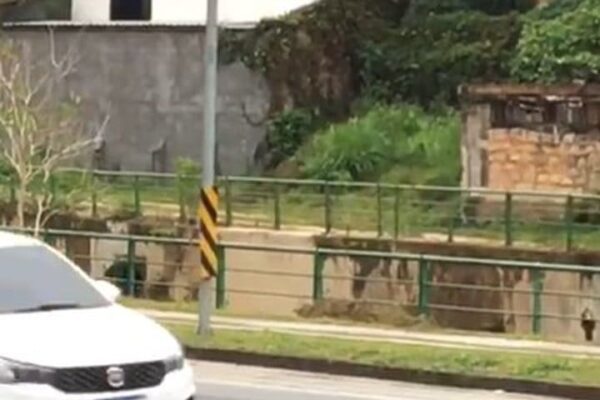 Radar de velocidade mostrando um número em vermelho na RJ-116 em Nova Friburgo.