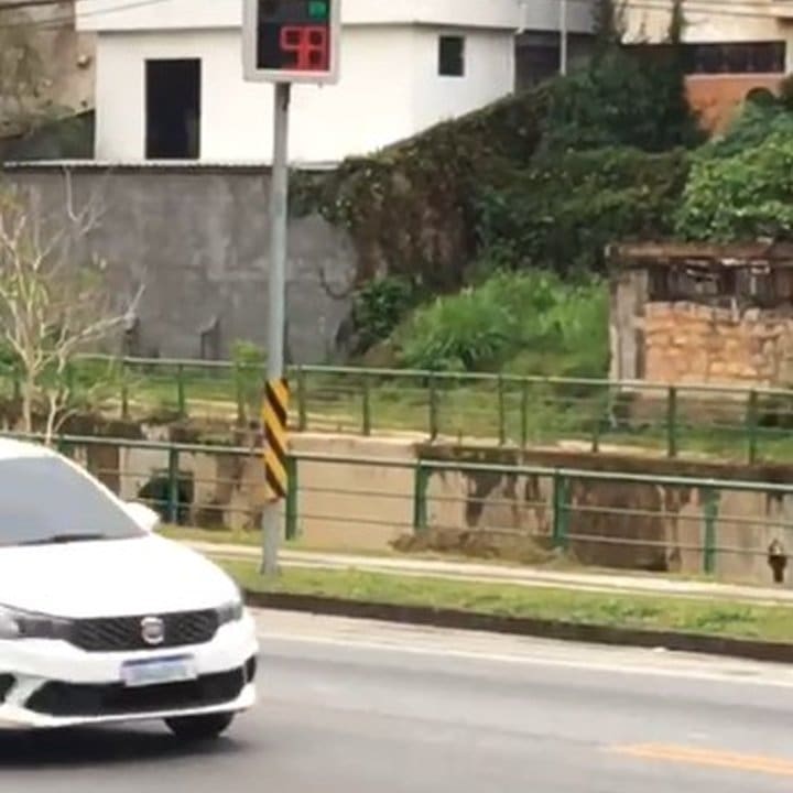 Radar de velocidade mostrando um número em vermelho na RJ-116 em Nova Friburgo.