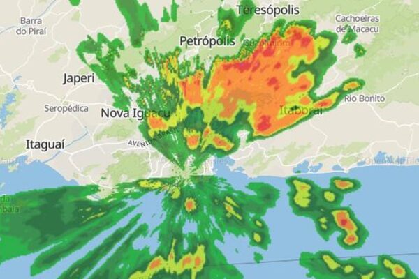 Radar meteorológico do Rio de Janeiro mostrando áreas de chuva intensa, indicando previsão de ventos fortes.