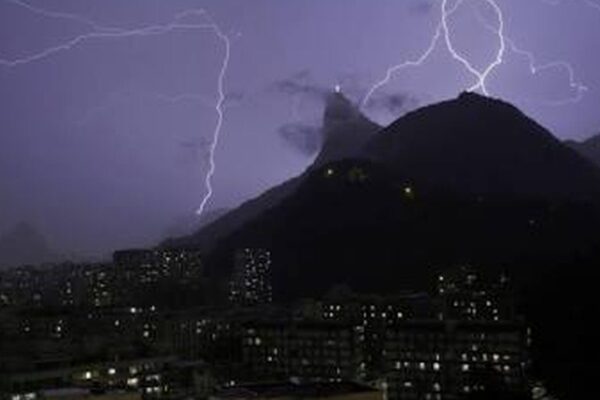Raios iluminam a cidade do Rio de Janeiro durante tempestade com chuva forte.