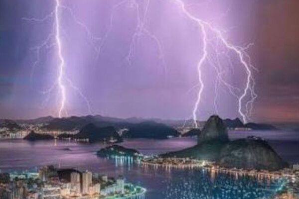 Raios iluminam o céu sobre o Rio de Janeiro durante a tempestade.