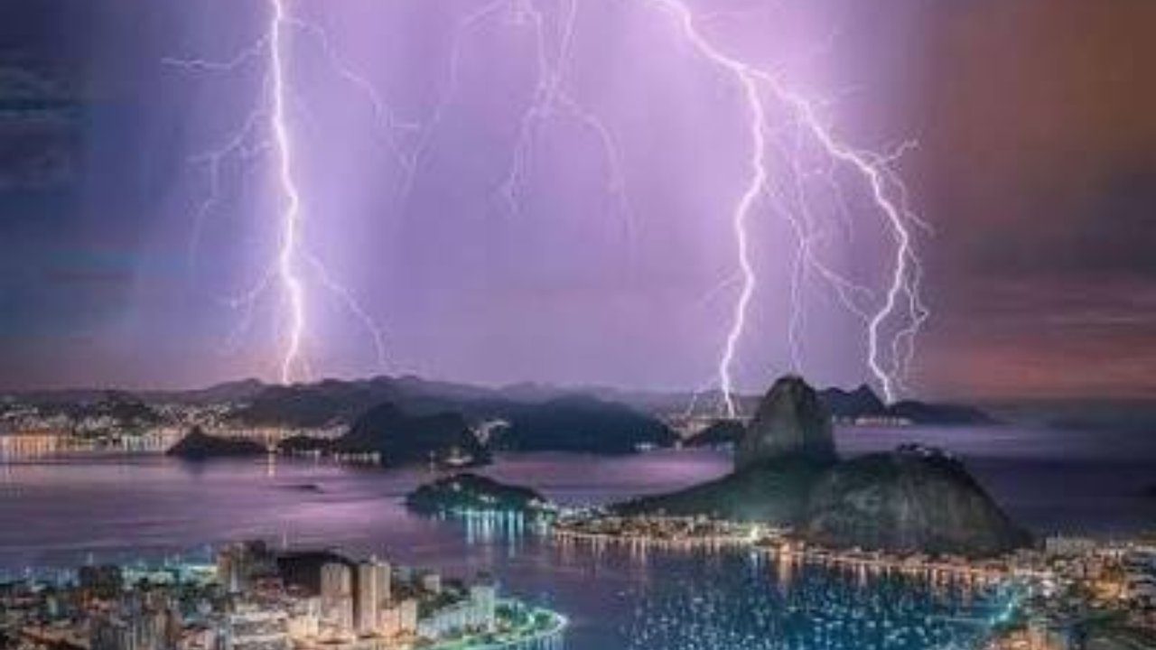 Raios iluminam o céu sobre o Rio de Janeiro durante a tempestade.