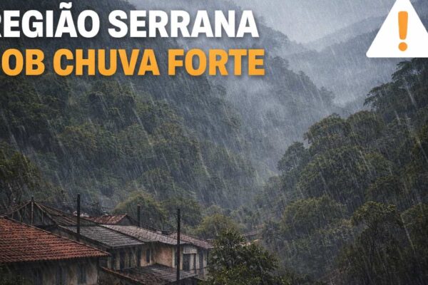 Região Serrana sob chuva forte, com alerta de atenção.