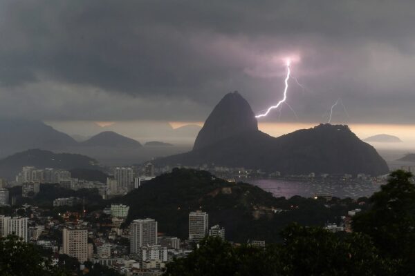 Relâmpago atinge o Morro do Pão de Açúcar durante tempestade no Rio de Janeiro.