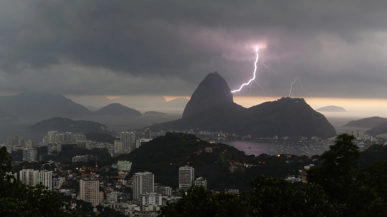 Relâmpago atinge o Morro do Pão de Açúcar durante tempestade no Rio de Janeiro.