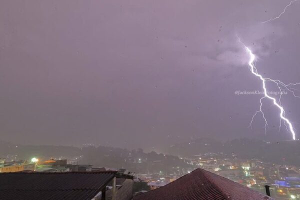 Relâmpago cortando o céu noturno sobre a cidade de Nova Friburgo, capturado por Jackson Klein.