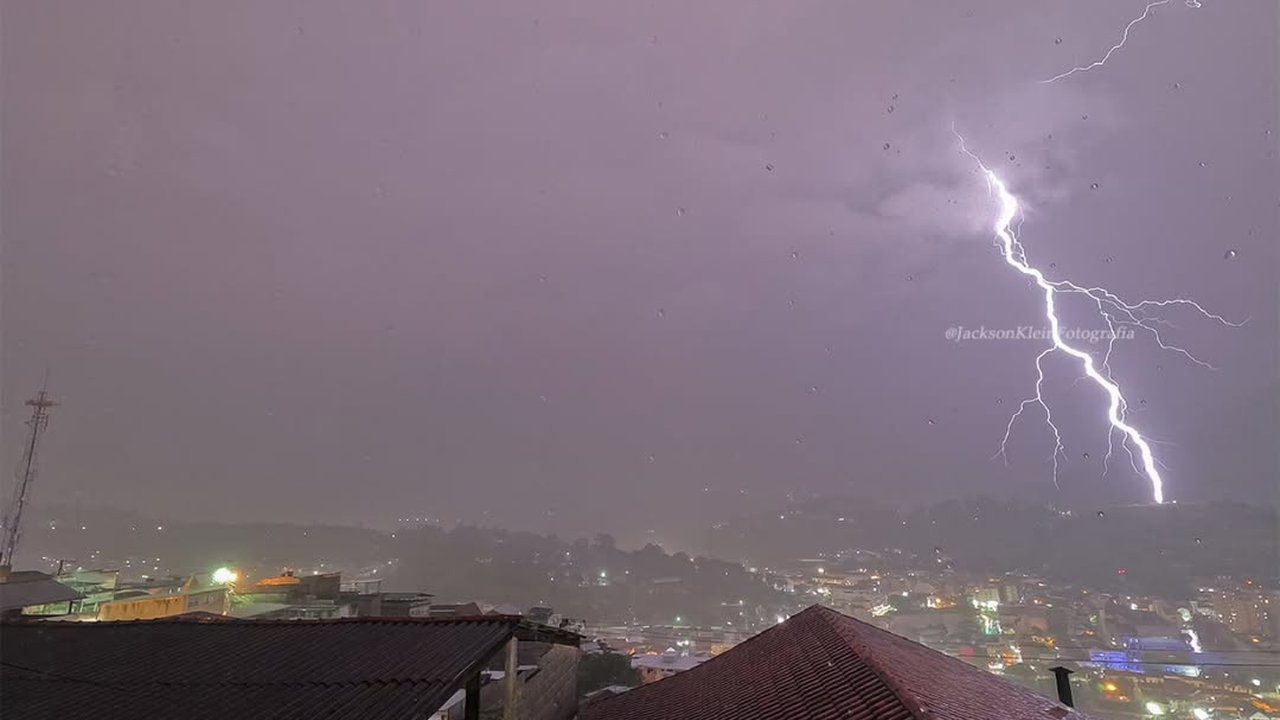 Relâmpago cortando o céu noturno sobre a cidade de Nova Friburgo, capturado por Jackson Klein.