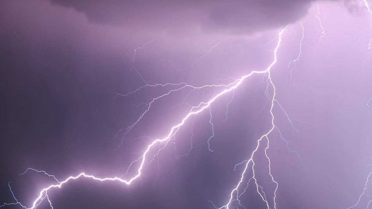 Relâmpagos cortam o céu escuro durante tempestade no Rio de Janeiro
