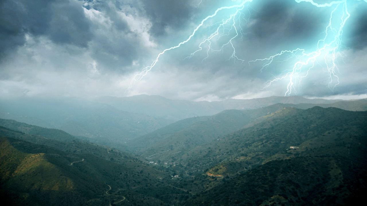 Relâmpagos sobre montanhas em Nova Friburgo, alerta de tempestade no Rio de Janeiro