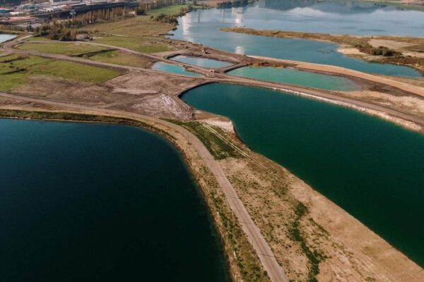 Reservatórios de água com diferentes tons de azul e verde, possivelmente afetados pela falta d'água.