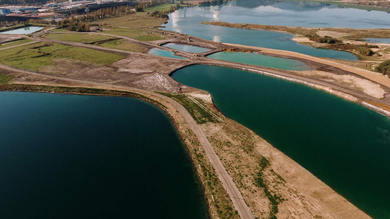 Reservatórios de água com diferentes tons de azul e verde, possivelmente afetados pela falta d'água.