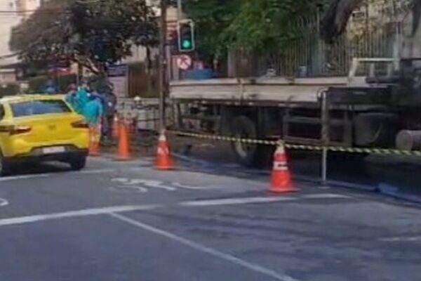 Retenção de trânsito no Rio de Janeiro devido a interdições.