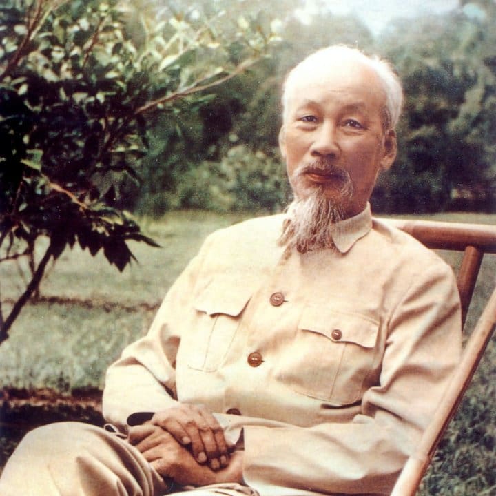Retrato de Ho Chi Minh, figura histórica vietnamita, sentado em uma cadeira.