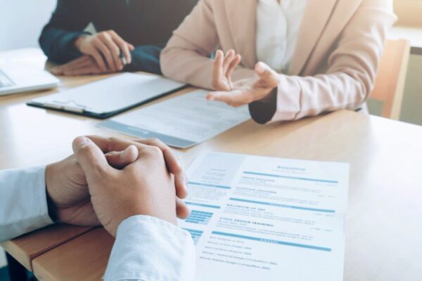 Reunião do Sindicato dos Trabalhadores do Vestuário em Nova Friburgo, com foco em reajuste salarial.