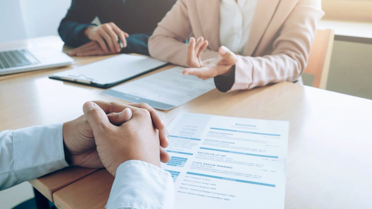 Reunião do Sindicato dos Trabalhadores do Vestuário em Nova Friburgo, com foco em reajuste salarial.
