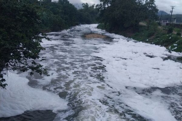 Rio Roncador com espuma branca, em Magé, mobiliza autoridades ambientais.