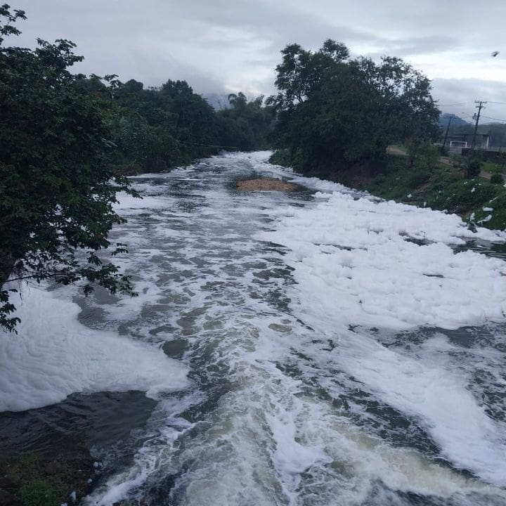 Rio Roncador com espuma branca, em Magé, mobiliza autoridades ambientais.