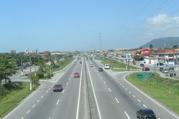 Rodovia com muitos carros em um dia ensolarado, possível Rodovia da Multa.