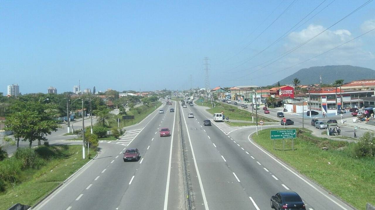 Rodovia com muitos carros em um dia ensolarado, possível Rodovia da Multa.