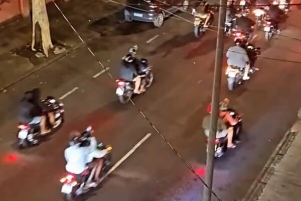 Rolezinho de motos na Zona Norte do Rio de Janeiro durante a madrugada.