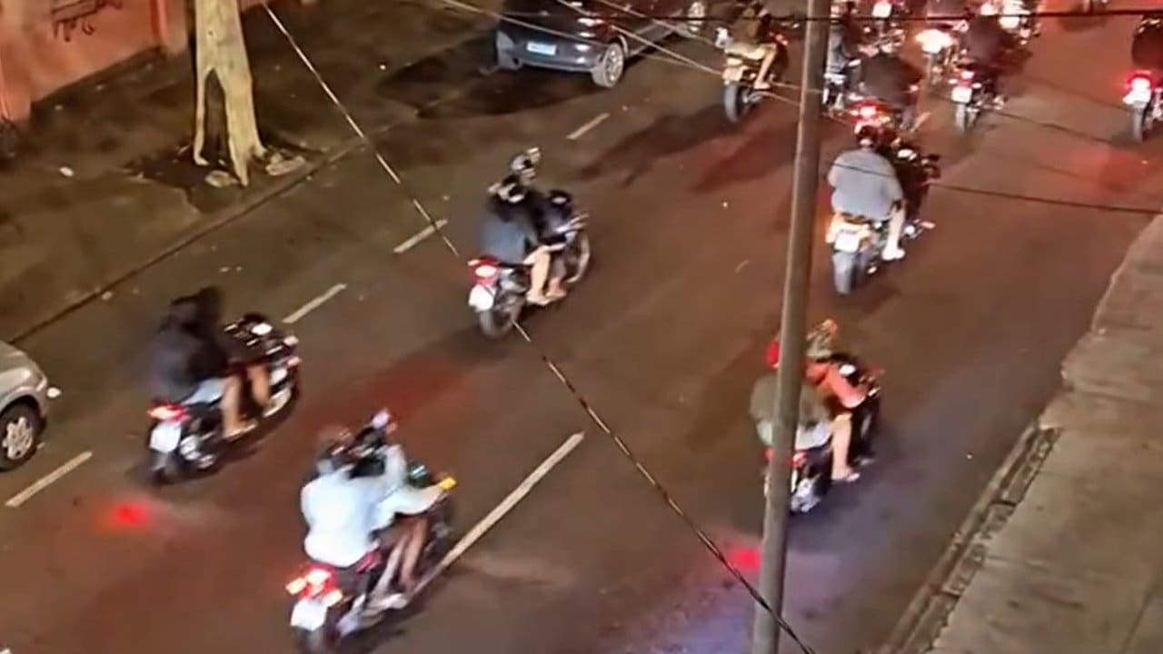 Rolezinho de motos na Zona Norte do Rio de Janeiro durante a madrugada.