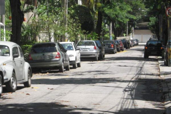 Rua Adalberto Aranha no bairro do Andaraí, no Rio de Janeiro, com carros estacionados.