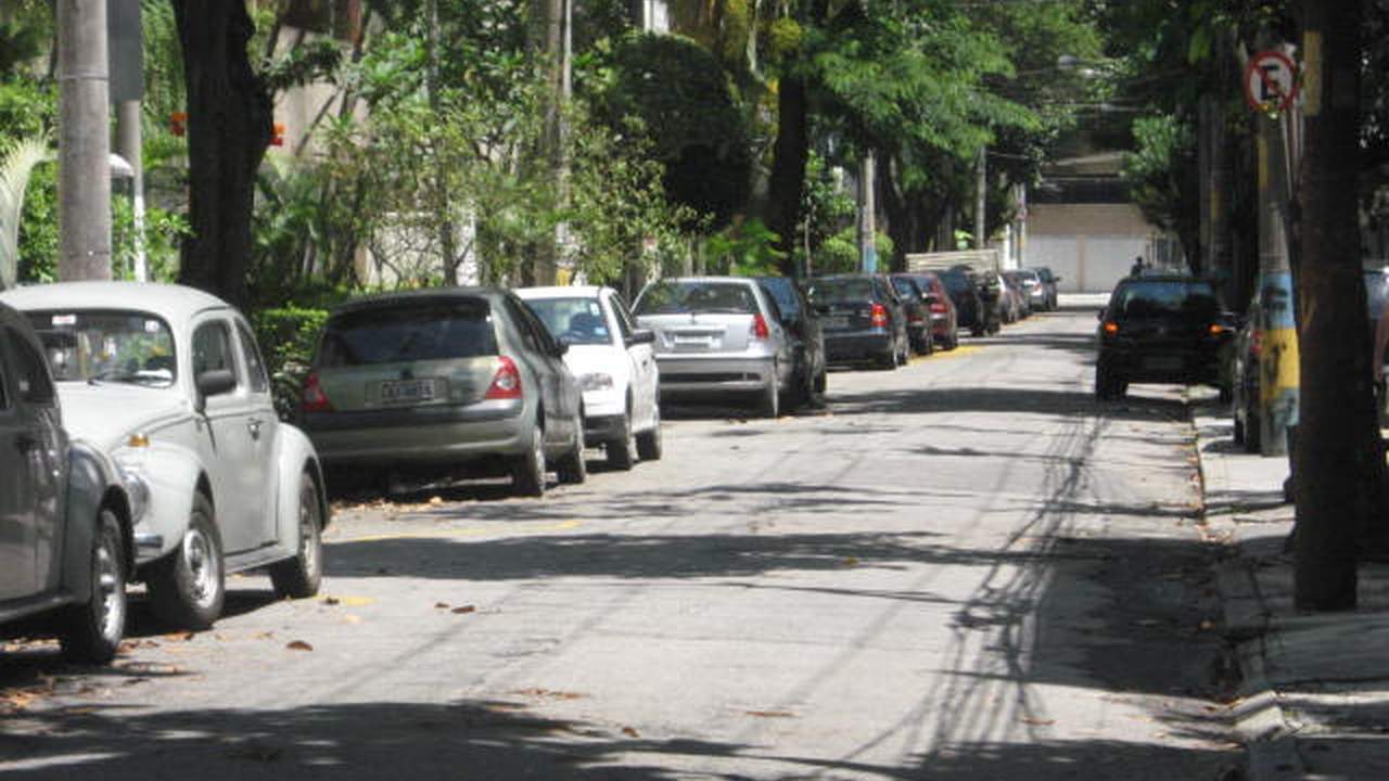 Rua Adalberto Aranha no bairro do Andaraí, no Rio de Janeiro, com carros estacionados.