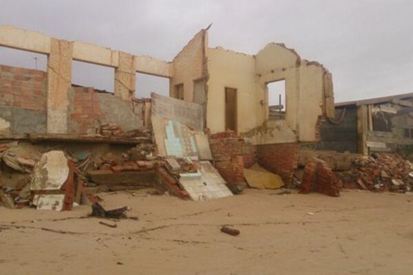 Ruínas de casas em Atafona, evidência da elevação do nível do mar.