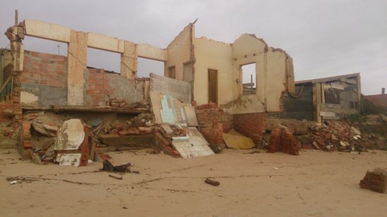 Ruínas de casas em Atafona, evidência da elevação do nível do mar.