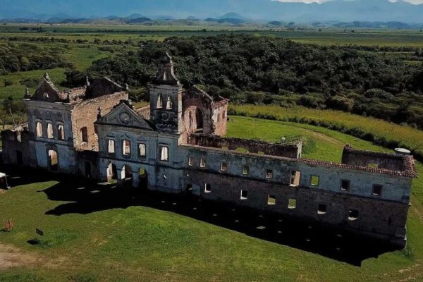 Ruínas do Convento São Boaventura em meio a paisagem natural, fotografia aérea