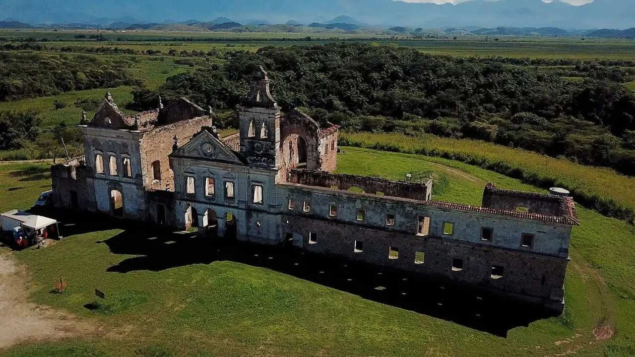 Ruínas do Convento São Boaventura em meio a paisagem natural, fotografia aérea