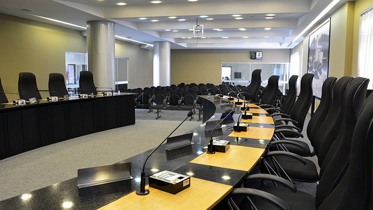 Sala de reunião com mesas e cadeiras