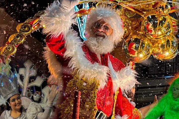 Santa Claus acenando em desfile de Natal em Nova Friburgo, 2024.