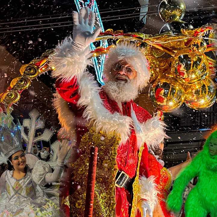 Santa Claus acenando em desfile de Natal em Nova Friburgo, 2024.