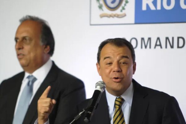 Sérgio Cabral e Luiz Fernando Pezão em evento público, ambos em trajes formais.