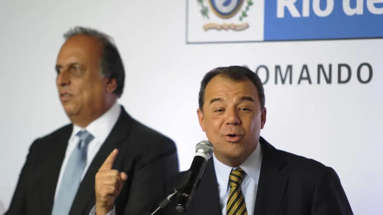 Sérgio Cabral e Luiz Fernando Pezão em evento público, ambos em trajes formais.