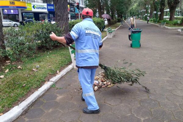 Servidor da Prefeitura de Nova Friburgo limpando a rua com vassoura